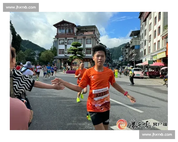 首届环洪湖马拉松开跑：7000 选手绘就生态画卷
